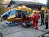 Zraněný je nakládán do vrtulníku LZS.jpg